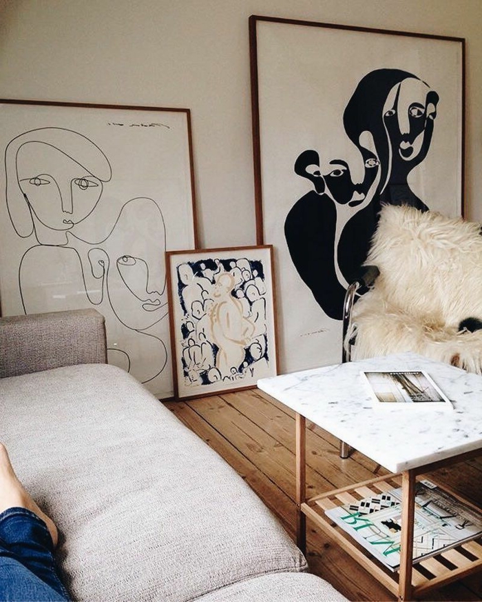 drei Linienzeichnungen in weiß und schwarz, Bilder Wohnzimmer Ideen, Moderne Kunst, Tisch mit Marmorplatte