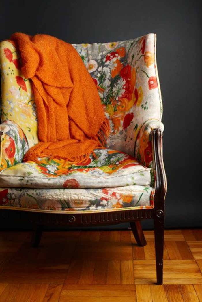 lounge-sessel-ohrensessel-frisches-Muster-grelle-Nuancen-orange-Schlafdecke-gemütlich-bequem