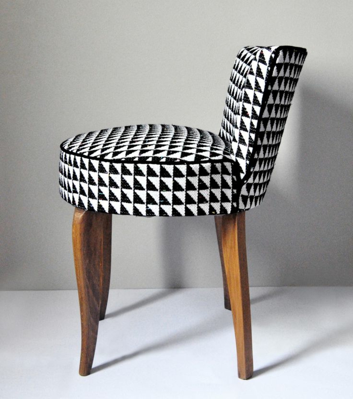 lounge-sessel-schwarz-weißes-Muster-geometrische-Formen-kleine-Lehne-interessantes-Design