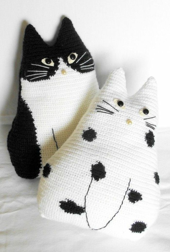 lustige-Crochet-Kissen-weiße-und-schwarze-Katze