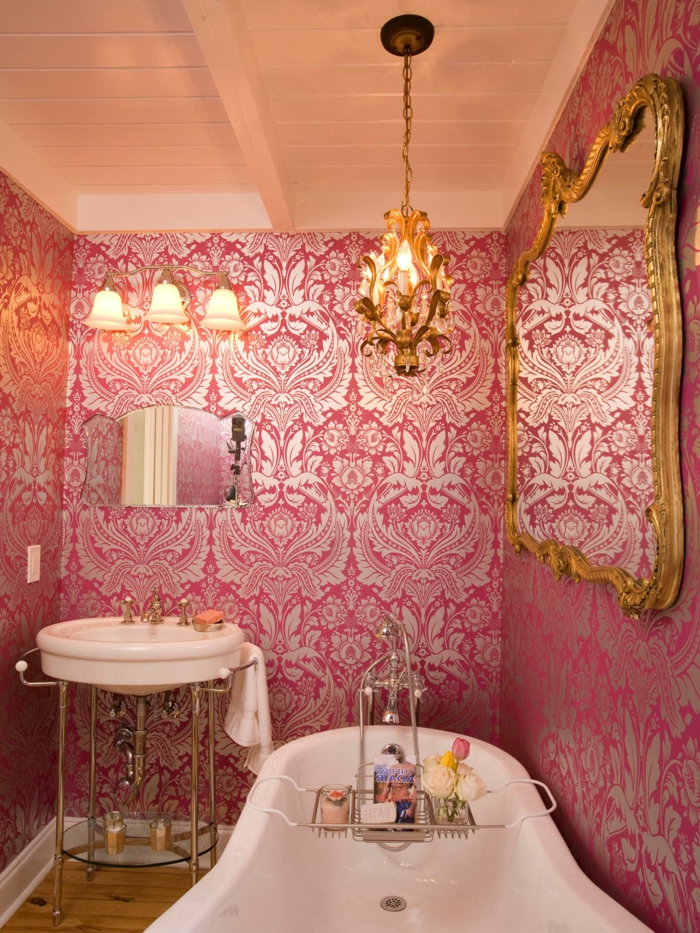 luxuriöses-Badezimmer-Interieur-französischer-Stil-retro-tapeten-Zyklamen-Farbe-silberne-Dekoration