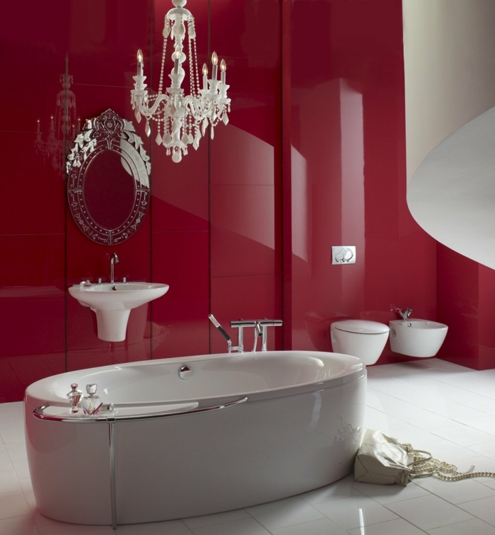 luxuriöses-Badezimmer-Interieur-rote-Wände-Barock-Spiegel-Kronleuchter-Kristalle-Badewanne-coole-deko-ideen