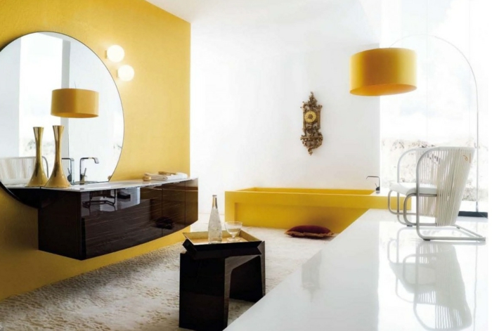 luxuriöses-Badezimmer-gelbe-Badewanne-antike-Wanduhr