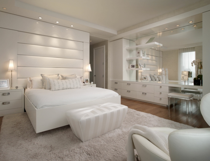 luxuriöses-Schlafzimmer-weißes-Interieur-weißer-Teppich
