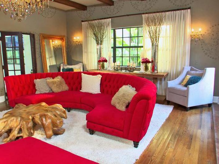 luxuriöses-Wohnzimmer-Interieur-rote-moderne-couch-halbrunde-Form-extravagantes-Couchtisch