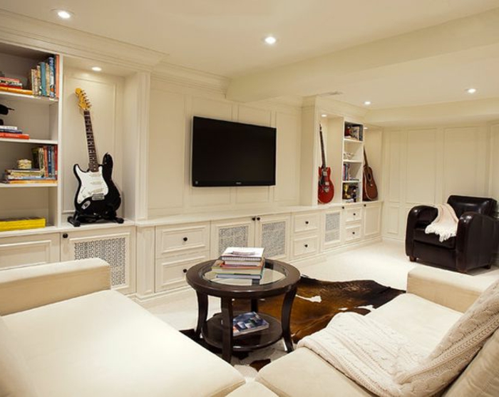 luxuriöses-Wohnzimmer-Interieur-weiße-Möbel-runder-Kaffeetisch-Pelz-Gitarren