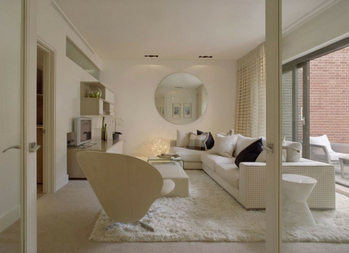 luxuriöses-weißes-Interieur-moderne-Designer-Möbel-flaumiger-Teppich