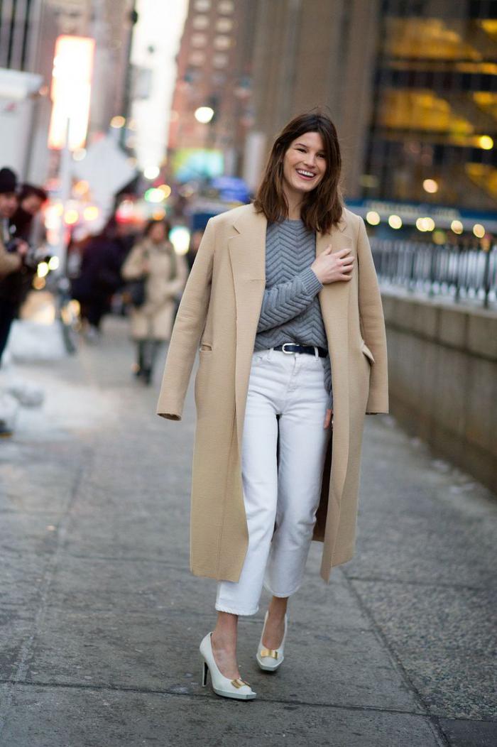mantel-Karamell-Farbe-grauer-Pullover-weiße-Hosen-extravagante-Schuhe-mit-Absatz