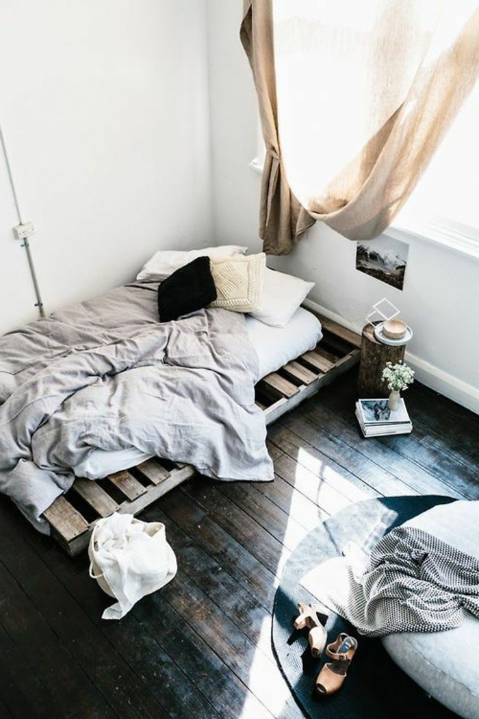 minimalistisches-Schlafzimmer-Interieur-bett-aus-europaletten