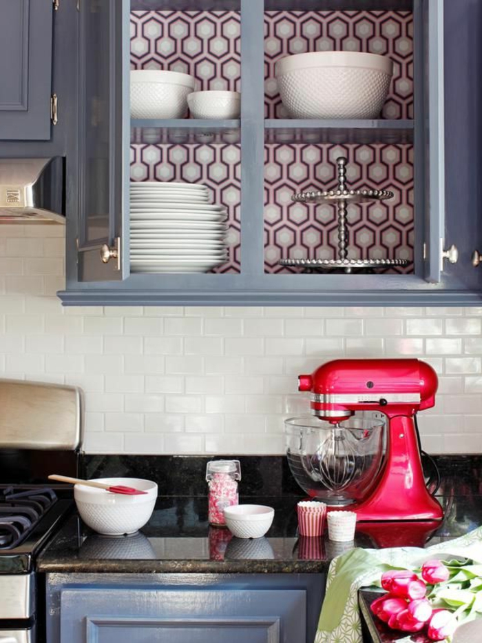 moderne-Küche-coole-Idee-Tapeten-hinter-dem-Küchenschrank