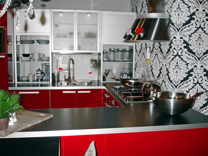moderne-Küche-rote-Möbel-schwarz-weoße-coole-Tapeten