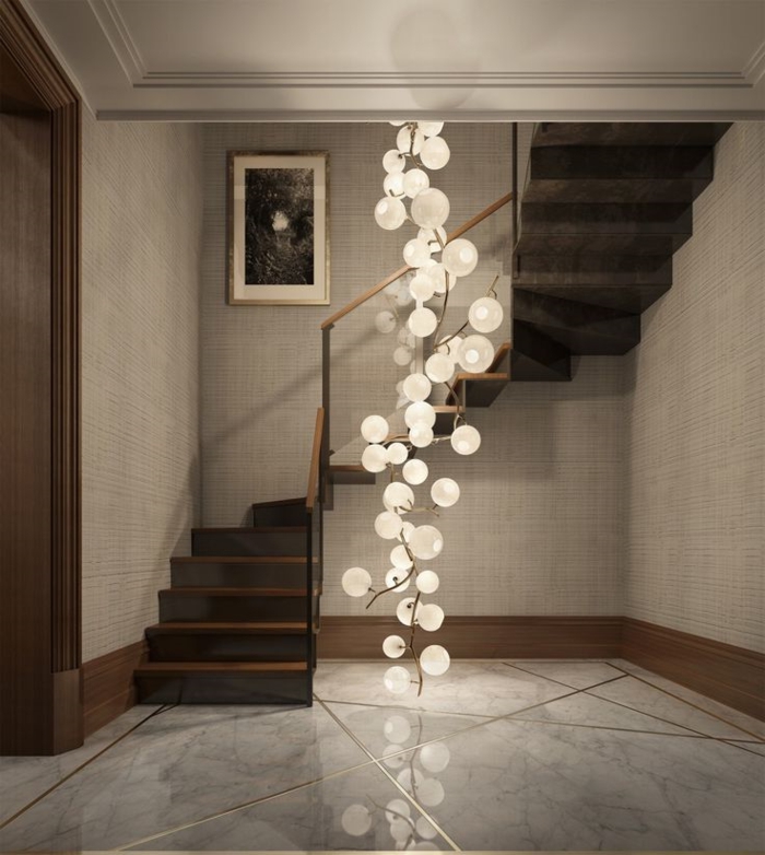 moderne-Wohnung-Treppen-zum-zweiten-Stock-Designer-Leuchten-Ballons-Sphären
