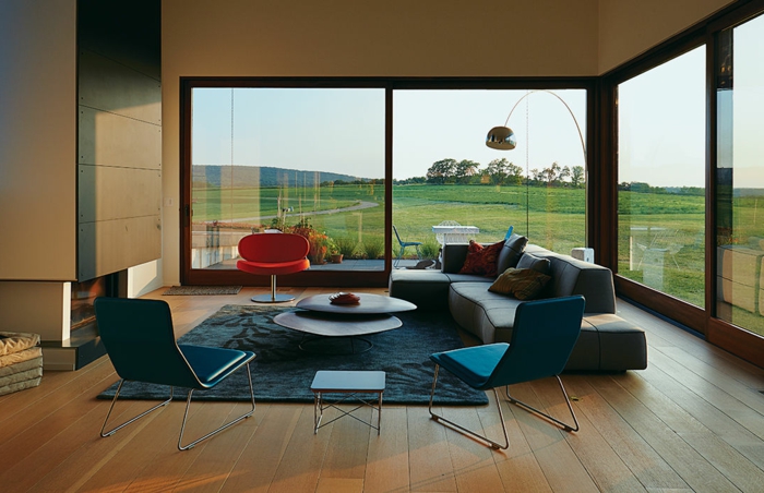 moderne-Wohnung-große-Fenster-Designer-Möbel-originelle-leseleuchte