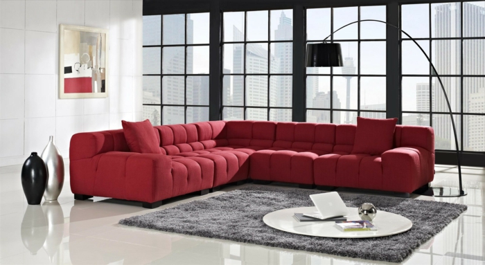 moderne-Wohnung-minimalistische-Einrichtung-großes-rotes-Sofa-Designer-Vasen-originelle-schwarze-leseleuchte