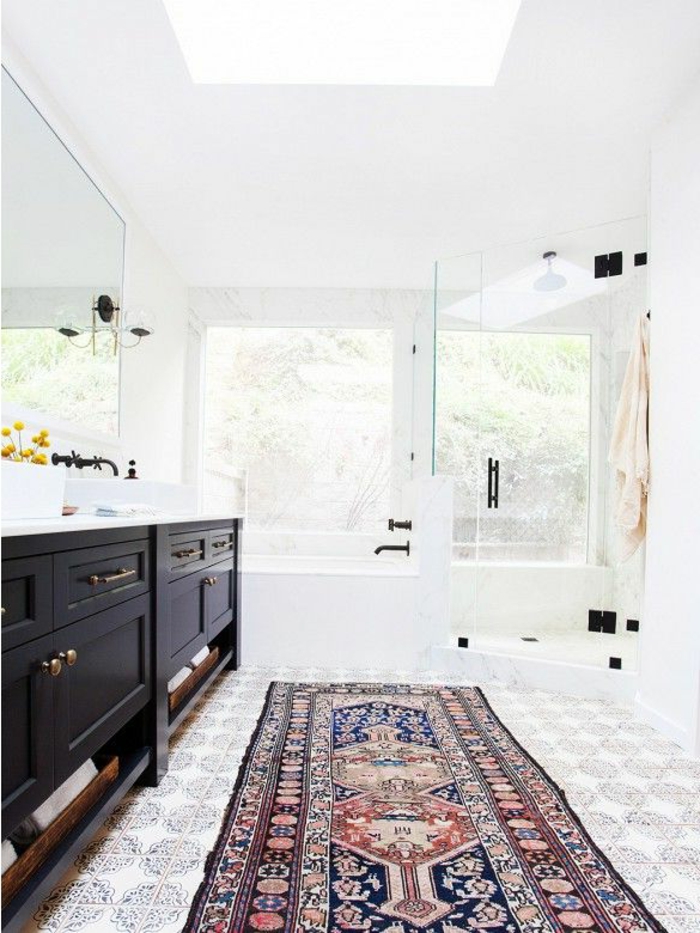 moderne-Wohnung-weiße-Wände-schwarze-Schränke-Kontrast-orientalischer-Teppich