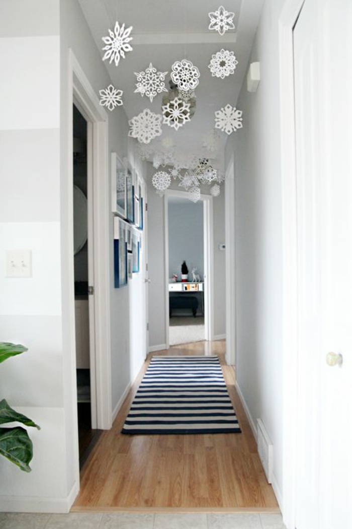 moderne-Wohnung-weißes-Interieur-Flur-Dekoration-hängende-Schneeflocken