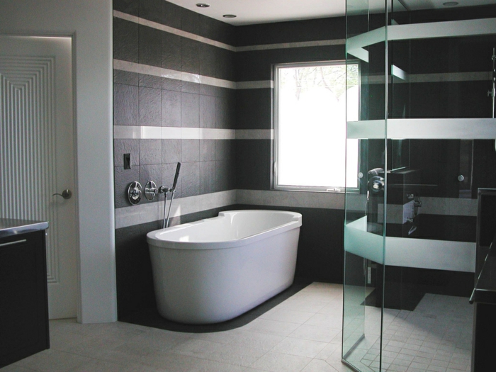 moderne-badezimmer-gestaltungsideen-schwarze-wände-schöne-weiße-badewanne