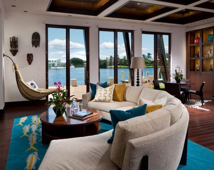 moderne-couch-halbrunde-Form-beige-Samt-Ferienhaus-luxuriöse-Ausstattung-Hängematte