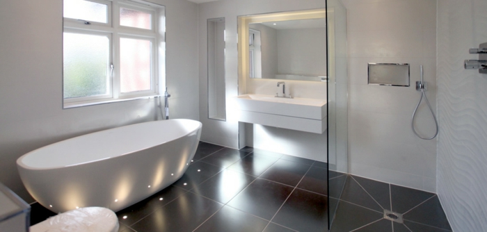 moderne-wohnideen-badezimmer-duschkabine-und-weiße-badewanne