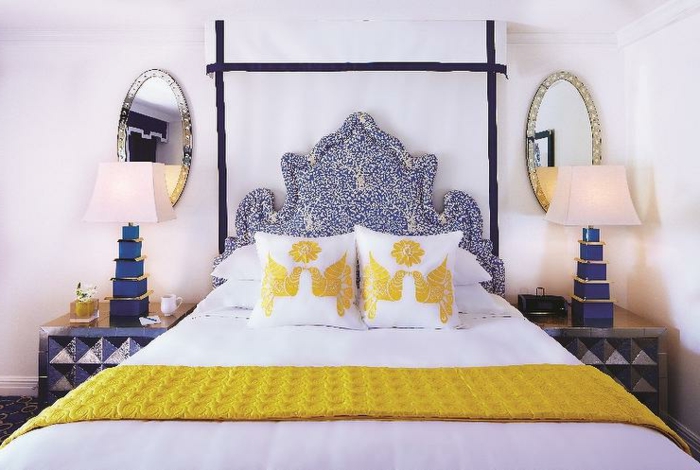 moderne-zimmerfarbe- schlafzimmer-in-taubenblau-gelb-weiß