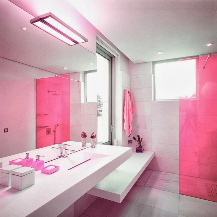 modernes-Badezimmer-minimalistische-Einrichtung-rosa-Akzente-schlichte-Badezimmer-Deko-Ideen