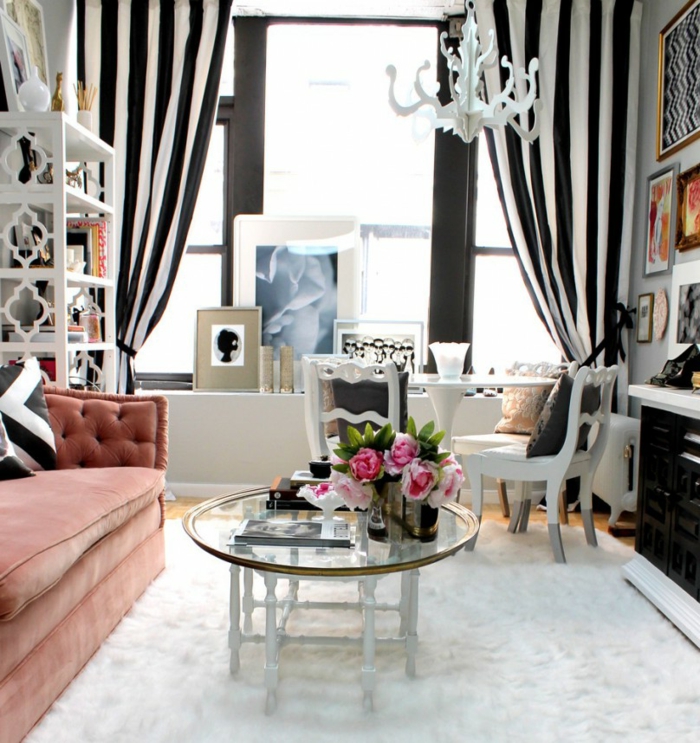 modernes-Interieur-gestreifte-schwarz-weiße-Gardinen-Designer-Möbel-schöner-Teppich