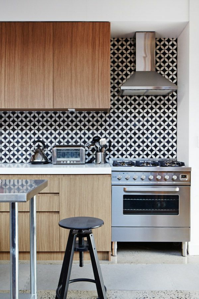 modernes-Küchen-Interieur-coole-Tapeten-schwarz-weiße-Kombination