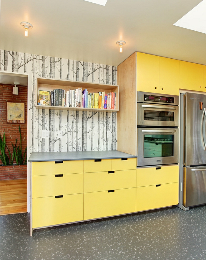modernes-Küchen-Interieur-gelbe-Möbel-Schränke-coole-Tapeten-Waldmotive-schwarz-weiß