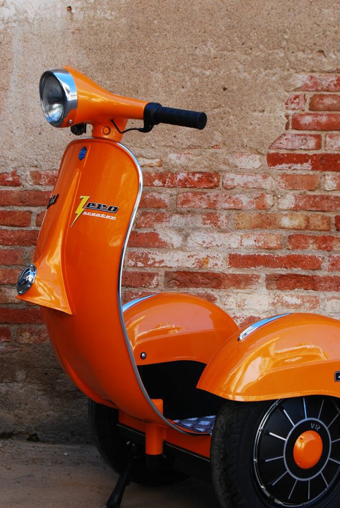 neues-Modell-Vespa-Roller-orange-Farbe-cooles-Design