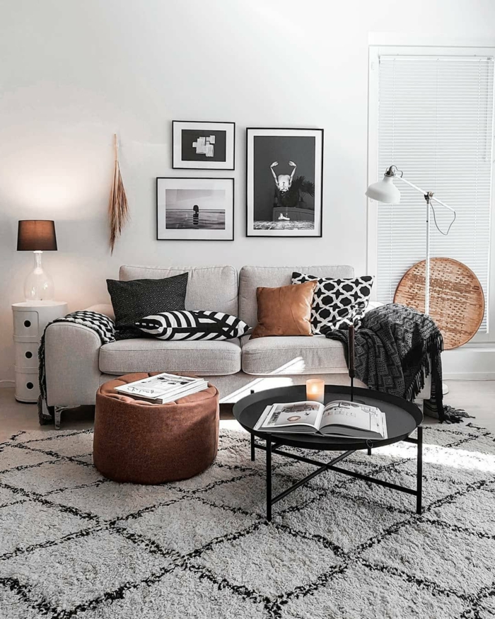 Sofa in grau mit bunten Kissen, schwarz weiße Fotografie, moderne Bilder, skandinavische Inneneinrichtung