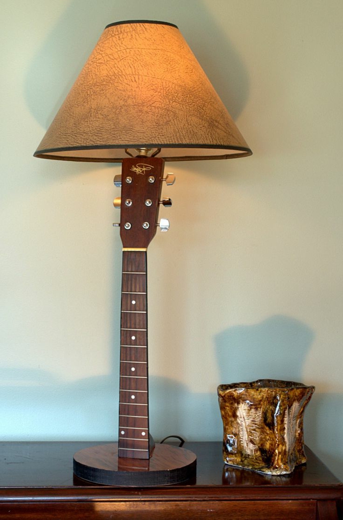 originelle-Idee-Nachttischlampe-aus-Akustik-Gitarre