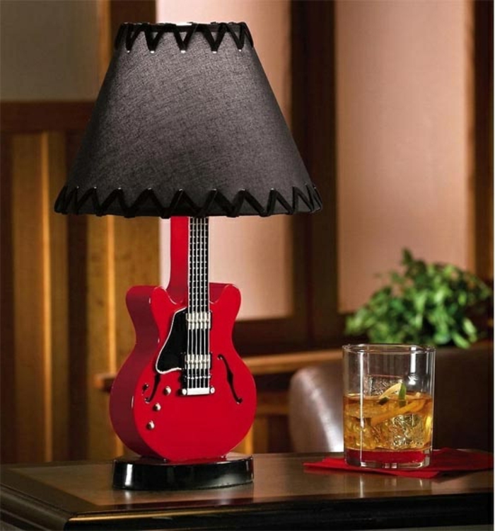 originelle-Idee-für-Dekoration-Nachttischlampe-rote-Gitarre