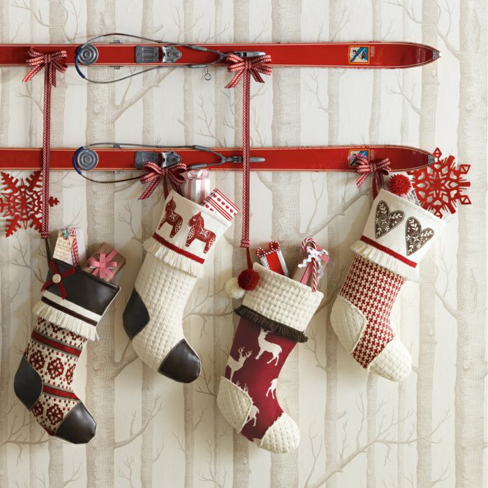 originelle-Weihnachtsdekoration-rote-Schi-aufgehängte-Socken
