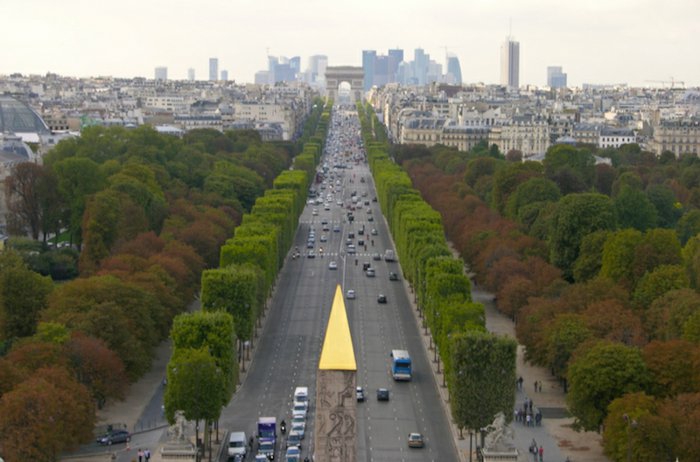 paris-urlaub-tipps-straßenblick-Triumphbogen-Arc de Triomphe