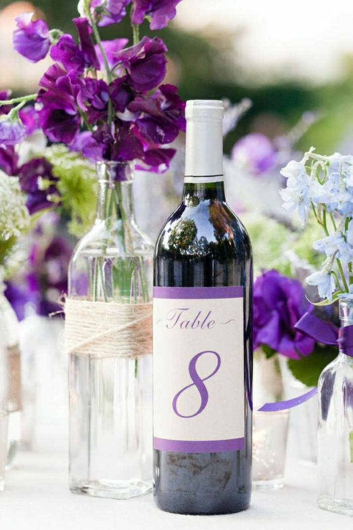 Weinetiketten-selbst-gestalten-Hochzeit-Tischdekoration-lila-Akzente-Weinflasche