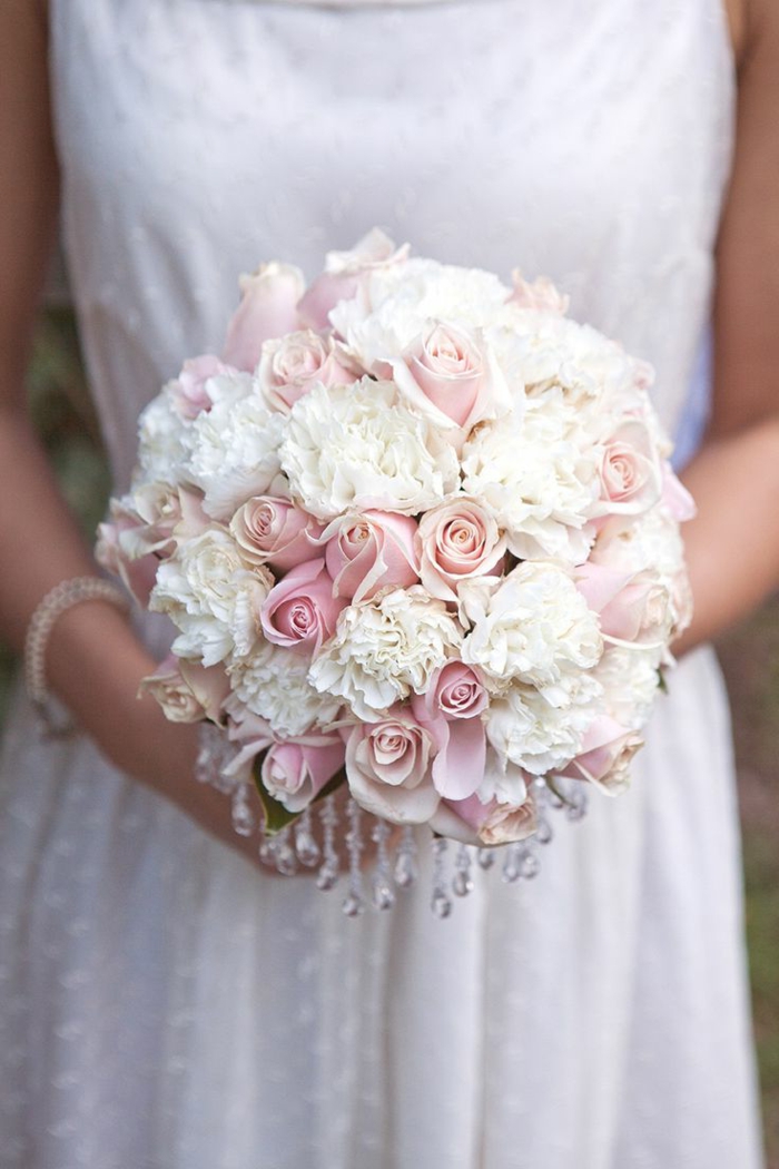 romantische-Kombination-weiße-Pfingstrosen-rosa-Rosen-Kristalle-Dekoration