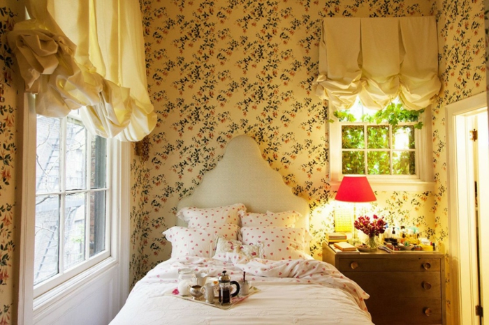 romantische-Schlafzimmer-Gestaltung-retro-Tapeten-Bettwäsche-schönes-Muster-Bett-interessantes-Kopfbrett-Design