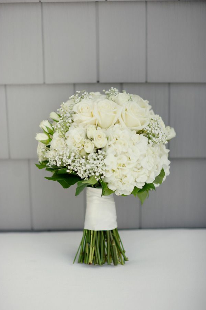 romantischer-Brautstrauss-weiße-Blumen-zärtliche-Idee