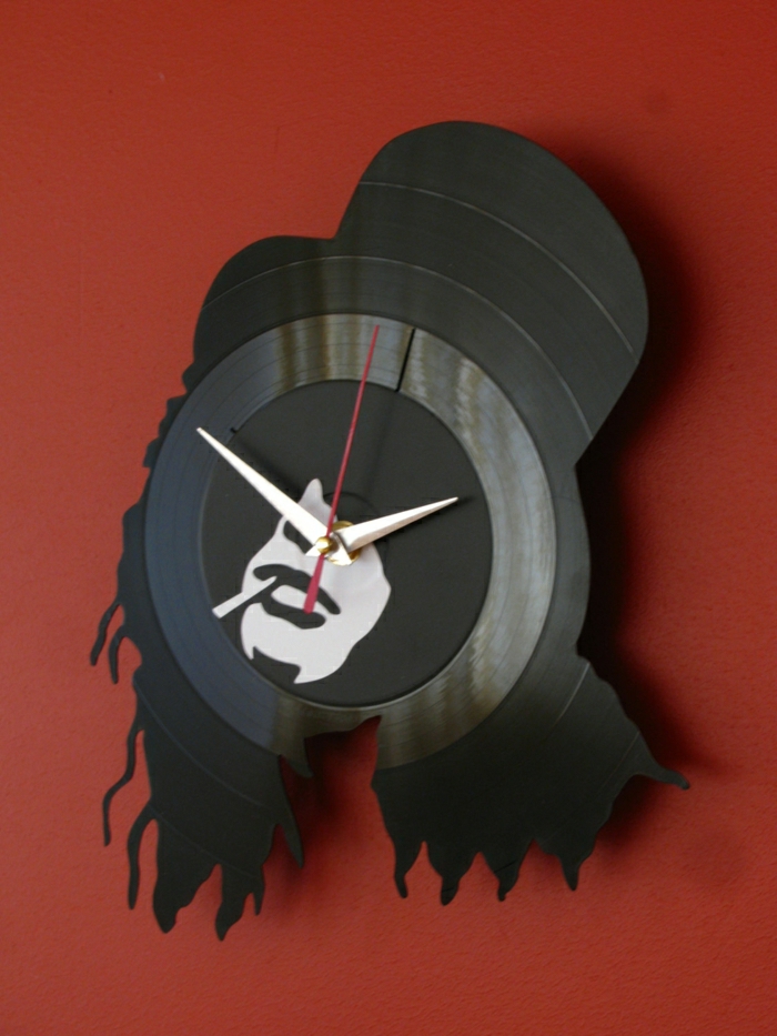 rote-Wand-schöne-Wandgestaltung-Wanduhr-Rock-Inspiration-Vinyl-Platte