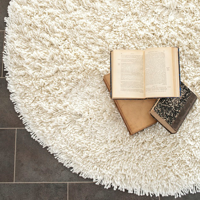 runder-Teppich-weiß-Bücher