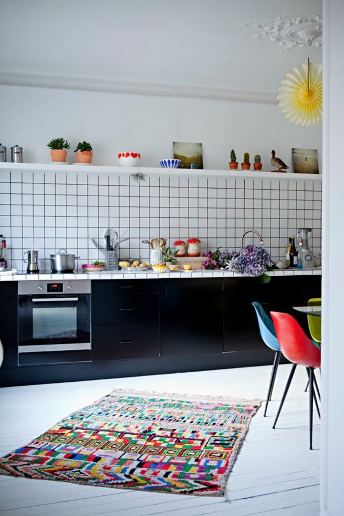 räumliche-Küche-Landhausstil-kleiner-vintage-Teppich-buntes-Muster