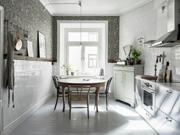 räumliche-Küche-runder-Esstisch-stilvolle-graue-Tapeten