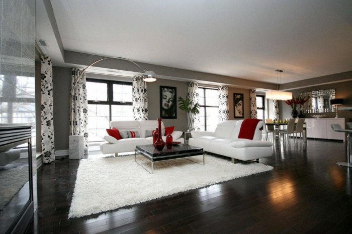 räumliche-Wohnung-schwarz-weißes-Interieur-rote-Akzente-retro-Wandbilder-weißer-Teppich