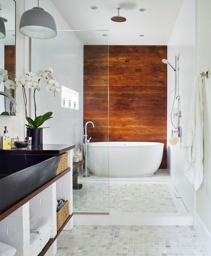 räumliches-Badezimmer-Badewanne-industrielle-Lampe-frische-dekoideen-weiße-Orchideen