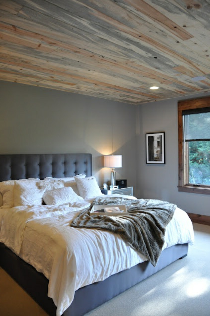 räumliches-Schlafzimmer-schlichtes-Design-King-Size-Bett-weiße-Bettwäsche