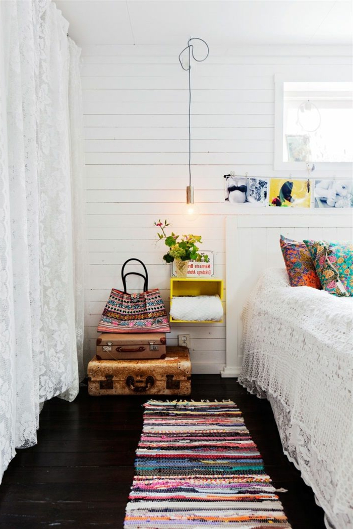 räumliches-Schlafzimmer-weiße-Wände-romantische-Gardinen-kleiner-vintage-Teppich