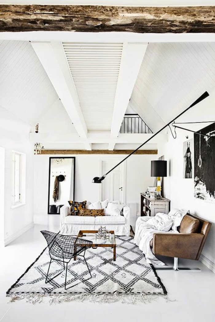 räumliches-Wohnzimmer-weiße-Wände-kreative-Interieur-Ideen-bunter-Teppich
