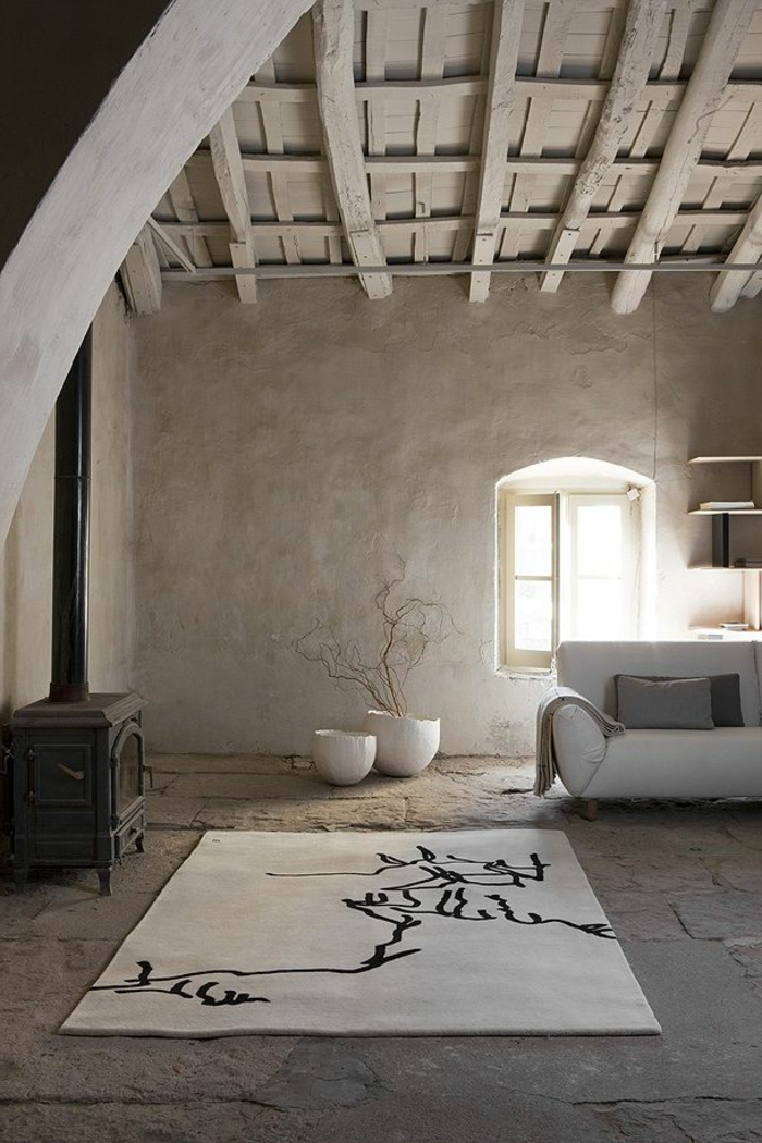 räumliches-Zimmer-minimalistische-Einrichtung-kreatives-Design-bunter-Teppich