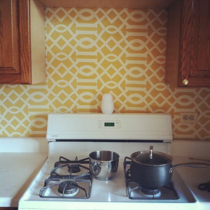 schlichte-Küchen-Einrichtung-gelbe-Tapeten-weiße-Ornamente