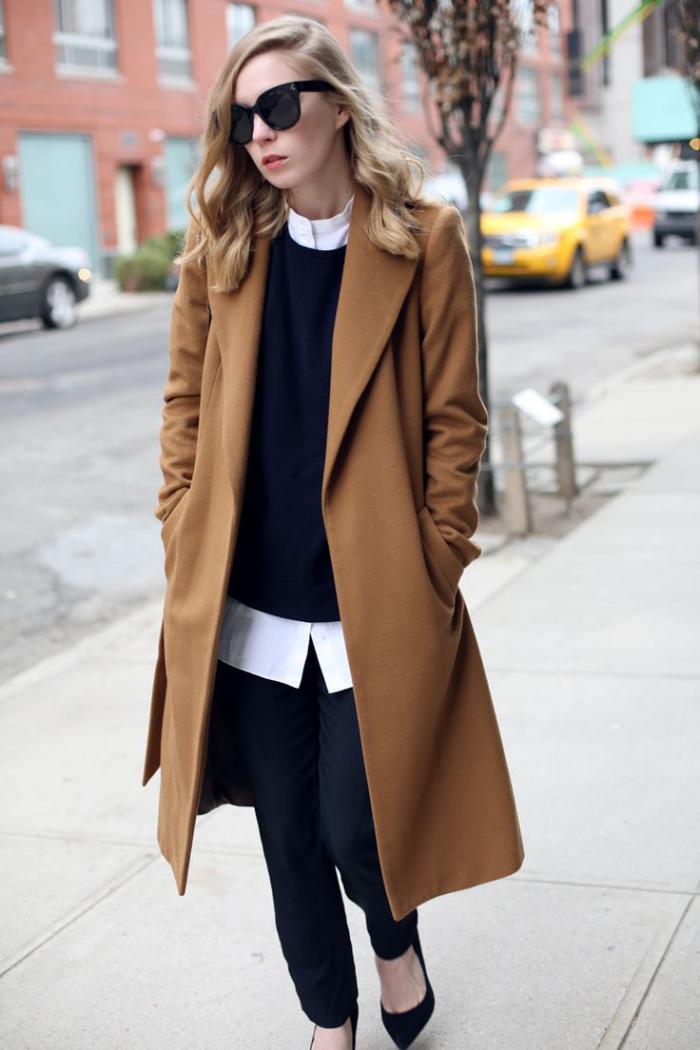 schlichter-Outfit-wintermantel-Karamell-Farbe-schwarzer-Pullover-Hosen-weißes-Hemd